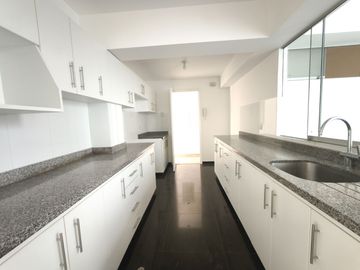 Venta de Dúplex en primer piso con terraza – Miraflores