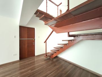 Venta de Dúplex en primer piso con terraza – Miraflores