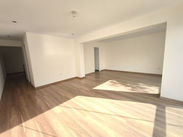 Venta de Dúplex en primer piso con terraza – Miraflores