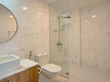 FOR SALE: 59th Floor, The Royalton at Capitol Commons, 2 Bedroom Unit with Parking