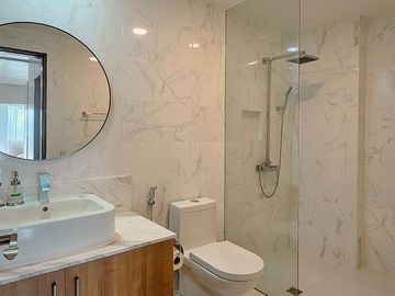 FOR SALE: 59th Floor, The Royalton at Capitol Commons, 2 Bedroom Unit with Parking