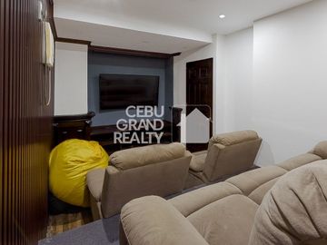 Luxury House with Swimming Pool for Sale in Brookfield Subdivision