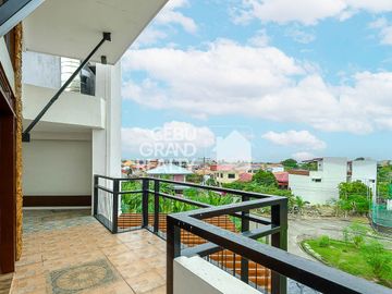 Luxury House with Swimming Pool for Sale in Brookfield Subdivision
