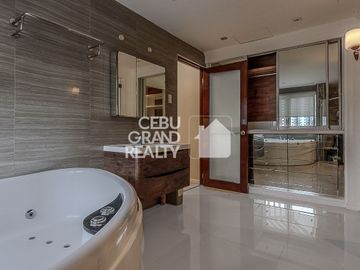 Luxury House with Swimming Pool for Sale in Brookfield Subdivision