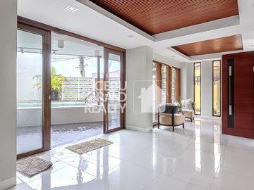 Luxury House with Swimming Pool for Sale in Brookfield Subdivision