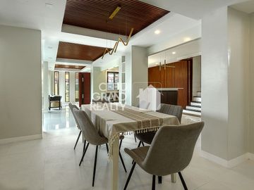 Luxury House with Swimming Pool for Sale in Brookfield Subdivision