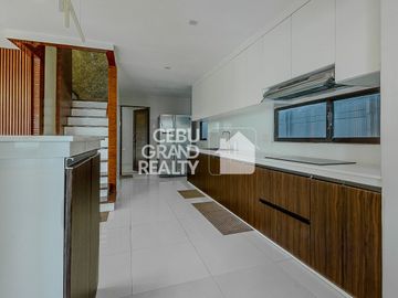 Luxury House with Swimming Pool for Sale in Brookfield Subdivision