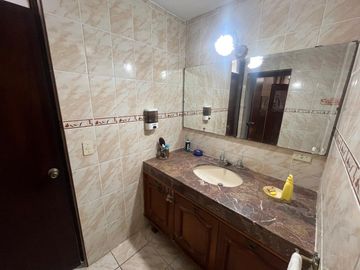 Oportunidad Única ¡¡ Venta De Casa En Santiago Surco, Límite Con Miraflores /Excelente Ubicación Para Proyecto Inmobiliario
