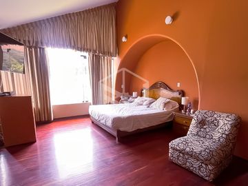 Vendo casa en La Molina Vieja, frente a parque , zona cerrada