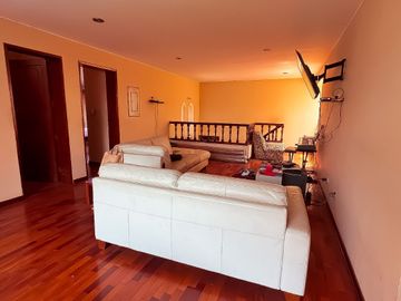 Vendo casa en La Molina Vieja, frente a parque , zona cerrada
