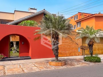Vendo casa en La Molina Vieja, frente a parque , zona cerrada