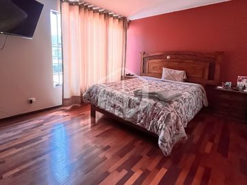 Vendo casa en La Molina Vieja, frente a parque , zona cerrada