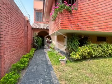 Vendo casa en La Molina Vieja, frente a parque , zona cerrada