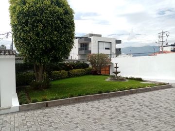 ELEGANTE Y AMPLIA CASA  UBICADA EN UNO DE LOS MEJORES SECTORES DE CUMBAYA