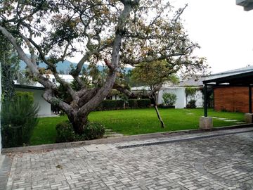 ELEGANTE Y AMPLIA CASA  UBICADA EN UNO DE LOS MEJORES SECTORES DE CUMBAYA