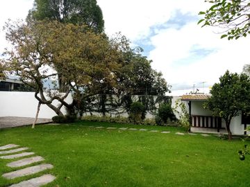 ELEGANTE Y AMPLIA CASA  UBICADA EN UNO DE LOS MEJORES SECTORES DE CUMBAYA
