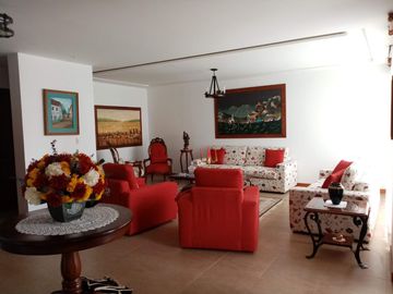ELEGANTE Y AMPLIA CASA  UBICADA EN UNO DE LOS MEJORES SECTORES DE CUMBAYA