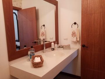 ELEGANTE Y AMPLIA CASA  UBICADA EN UNO DE LOS MEJORES SECTORES DE CUMBAYA
