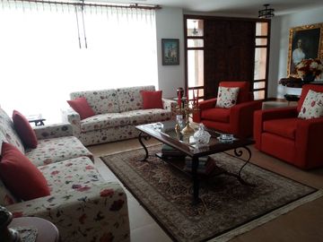ELEGANTE Y AMPLIA CASA  UBICADA EN UNO DE LOS MEJORES SECTORES DE CUMBAYA