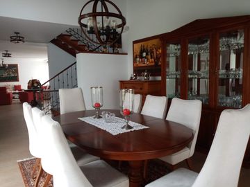 ELEGANTE Y AMPLIA CASA  UBICADA EN UNO DE LOS MEJORES SECTORES DE CUMBAYA