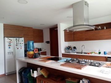 ELEGANTE Y AMPLIA CASA  UBICADA EN UNO DE LOS MEJORES SECTORES DE CUMBAYA