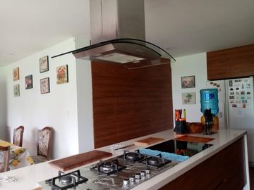 ELEGANTE Y AMPLIA CASA  UBICADA EN UNO DE LOS MEJORES SECTORES DE CUMBAYA