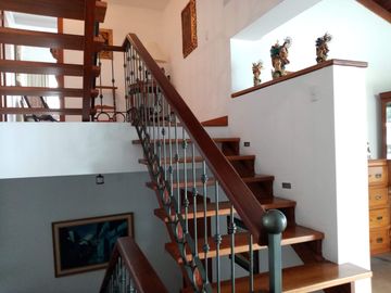 ELEGANTE Y AMPLIA CASA  UBICADA EN UNO DE LOS MEJORES SECTORES DE CUMBAYA