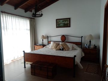 ELEGANTE Y AMPLIA CASA  UBICADA EN UNO DE LOS MEJORES SECTORES DE CUMBAYA