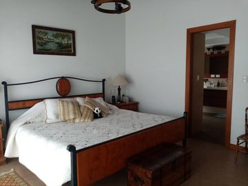 ELEGANTE Y AMPLIA CASA  UBICADA EN UNO DE LOS MEJORES SECTORES DE CUMBAYA