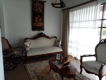 ELEGANTE Y AMPLIA CASA  UBICADA EN UNO DE LOS MEJORES SECTORES DE CUMBAYA