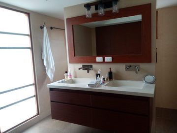 ELEGANTE Y AMPLIA CASA  UBICADA EN UNO DE LOS MEJORES SECTORES DE CUMBAYA