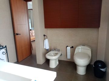 ELEGANTE Y AMPLIA CASA  UBICADA EN UNO DE LOS MEJORES SECTORES DE CUMBAYA
