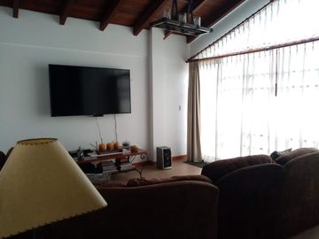 ELEGANTE Y AMPLIA CASA  UBICADA EN UNO DE LOS MEJORES SECTORES DE CUMBAYA