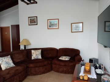 ELEGANTE Y AMPLIA CASA  UBICADA EN UNO DE LOS MEJORES SECTORES DE CUMBAYA