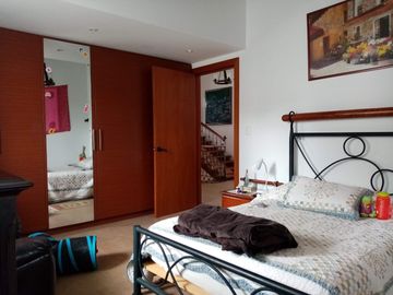 ELEGANTE Y AMPLIA CASA  UBICADA EN UNO DE LOS MEJORES SECTORES DE CUMBAYA