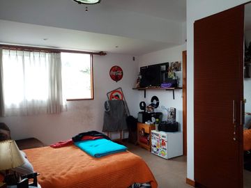 ELEGANTE Y AMPLIA CASA  UBICADA EN UNO DE LOS MEJORES SECTORES DE CUMBAYA
