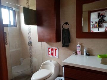 ELEGANTE Y AMPLIA CASA  UBICADA EN UNO DE LOS MEJORES SECTORES DE CUMBAYA