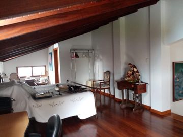 ELEGANTE Y AMPLIA CASA  UBICADA EN UNO DE LOS MEJORES SECTORES DE CUMBAYA