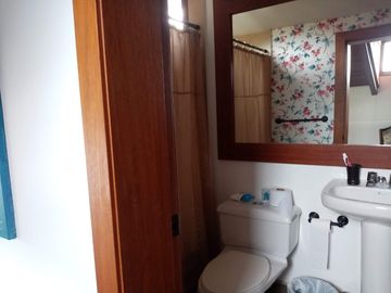 ELEGANTE Y AMPLIA CASA  UBICADA EN UNO DE LOS MEJORES SECTORES DE CUMBAYA