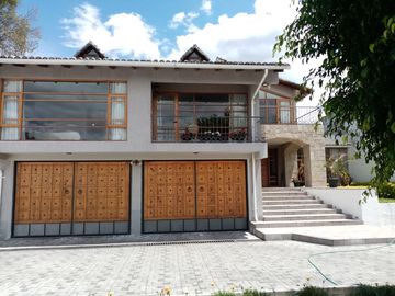 ELEGANTE Y AMPLIA CASA  UBICADA EN UNO DE LOS MEJORES SECTORES DE CUMBAYA