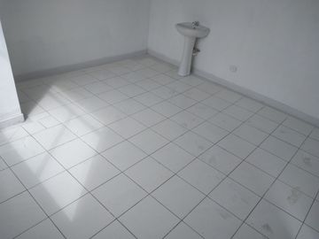 ALQUILO LINDA OFICINA CONSULTORIO FRENTE A HOSPITAL 22m2 PISO 3 PUENTE PIEDRA