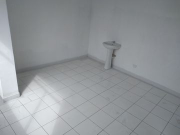 ALQUILO LINDA OFICINA CONSULTORIO FRENTE A HOSPITAL 22m2 PISO 3 PUENTE PIEDRA