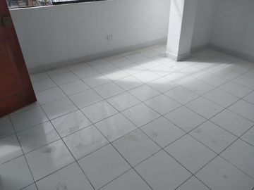 ALQUILO LINDA OFICINA CONSULTORIO FRENTE A HOSPITAL 22m2 PISO 3 PUENTE PIEDRA