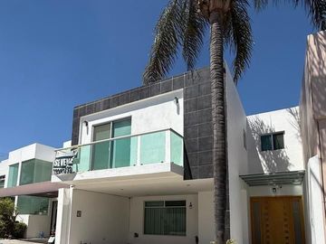 CASA en VENTA, Fracc. ALTA VISTA, acceso sobre Periférico Ecológico, frente a La Vista. Zona Angelópolis, San Andrés Cholula