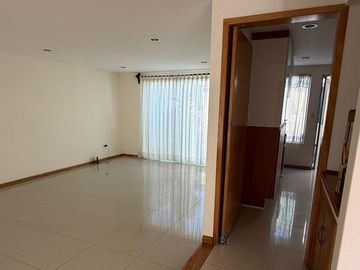 CASA en VENTA, Fracc. ALTA VISTA, acceso sobre Periférico Ecológico, frente a La Vista. Zona Angelópolis, San Andrés Cholula