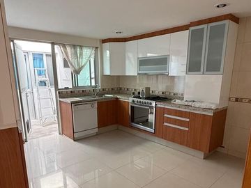 CASA en VENTA, Fracc. ALTA VISTA, acceso sobre Periférico Ecológico, frente a La Vista. Zona Angelópolis, San Andrés Cholula