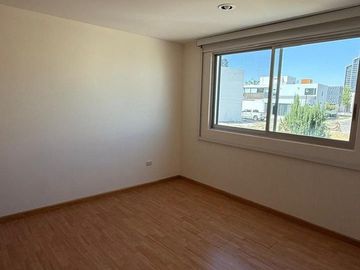 CASA en VENTA, Fracc. ALTA VISTA, acceso sobre Periférico Ecológico, frente a La Vista. Zona Angelópolis, San Andrés Cholula