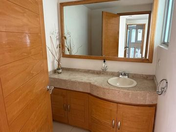 CASA en VENTA, Fracc. ALTA VISTA, acceso sobre Periférico Ecológico, frente a La Vista. Zona Angelópolis, San Andrés Cholula