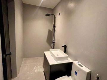 For Sale: 𝐌𝐨𝐝𝐞𝐫𝐧 𝐇𝐨𝐮𝐬𝐞 & 𝐋𝐨𝐭 — with swimming pool in Greenwoods Exec Village Pasig