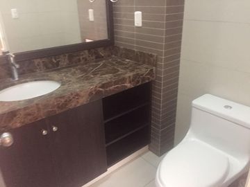 MODERNO DEPARTAMENTO 3 DORMITORIOS CON  JARDIN - PRIMER PISO- SURCO